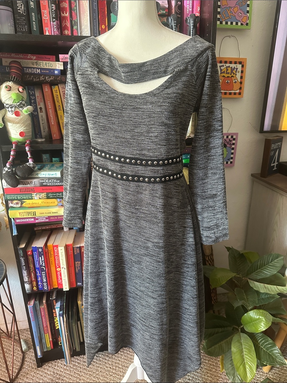 Dressfo Size large Gray Long-Sleeve Knit Dress with Studded Waist